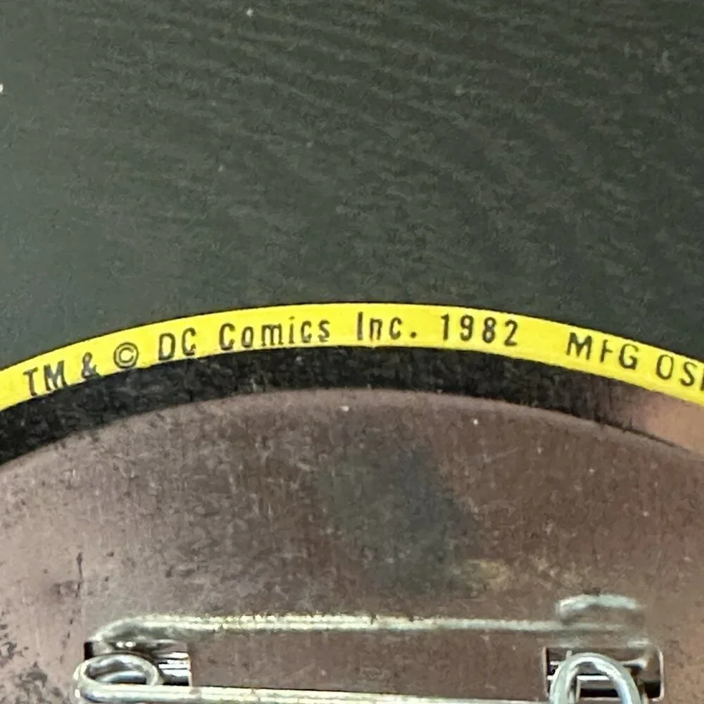VINTAGE 1940 1982 LOT of 4 BATMAN pins buttons DC‎ Comics Bat Collectibles Oval